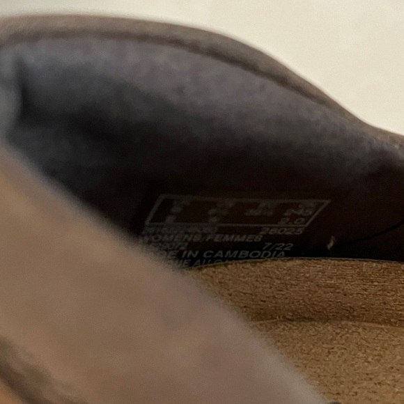 8.5 women’s Clarks loafers. Brown nubuck. - Picture 4 of 10